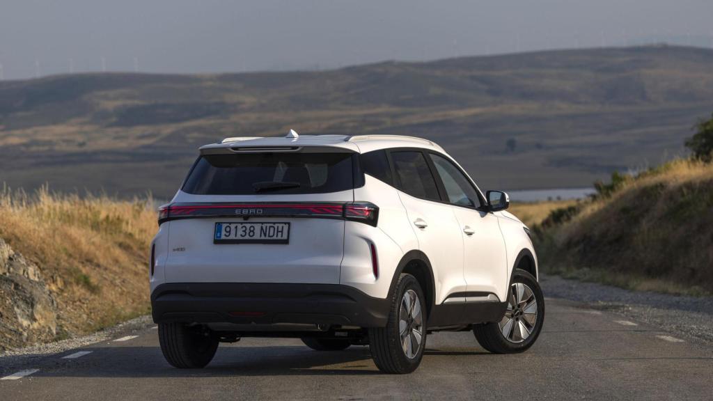 Vista tres cuartos trasera del Ebro s400