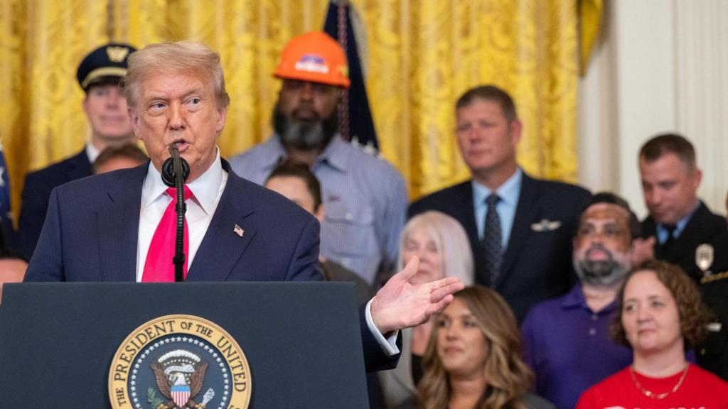 El presidente Donald Trump pronuncia un discurso en la Sala Este de la Casa Blanca.