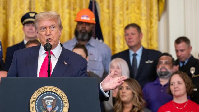 El presidente Donald Trump pronuncia un discurso en la Sala Este de la Casa Blanca.