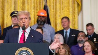 El presidente Donald Trump pronuncia un discurso en un evento para promocionar la Ley de un Proyecto de Ley Grande y Hermoso de su administración.