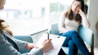 Psicólogo pasando consulta. Imagen de archivo.