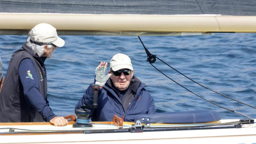 El Rey Juan Carlos desembarcando, a 17 de mayo de 2025, en Sanxenxo (España).