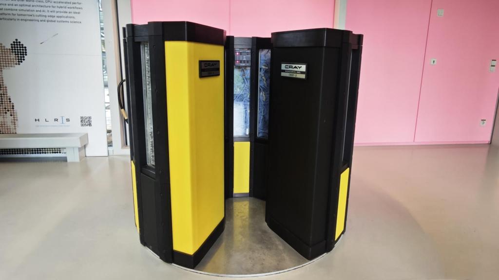 Una de las 25 unidades que se fabricaron de Cray-2 se conserva en el HLRS.