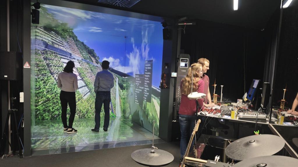 La sala CAVE se construyó en 2012 para sala CAVE para visualizar e interactuar con grandes conjuntos de datos