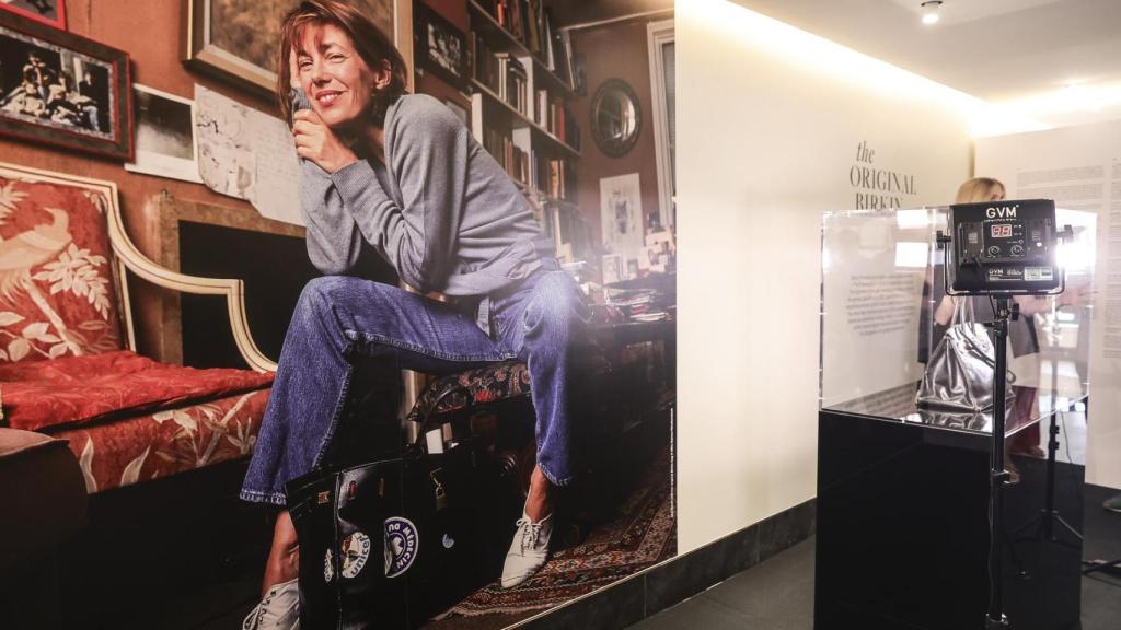 Una fotografía de la cantante inglesa Jane Birkin con su bolso creado por Hermes en exhibición durante una subasta de iconos de la moda en Sotheby's.