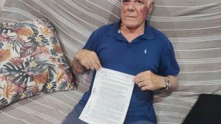 Domingo, este jueves, en el salón de su casa en Torre Pacheco, mostrando la denuncia que ha presentado por su agresión.