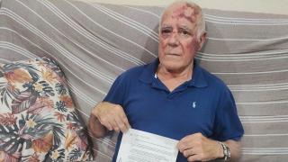 Domingo, este jueves, en el salón de su casa en Torre Pacheco, mostrando la denuncia que ha presentado por su agresión.