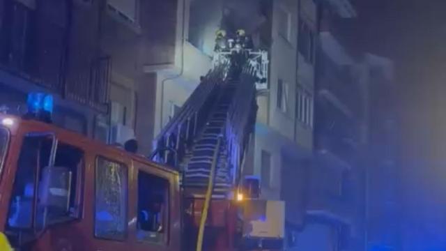 Momento en el que los bomberos tratan de acceder a la vivienda
