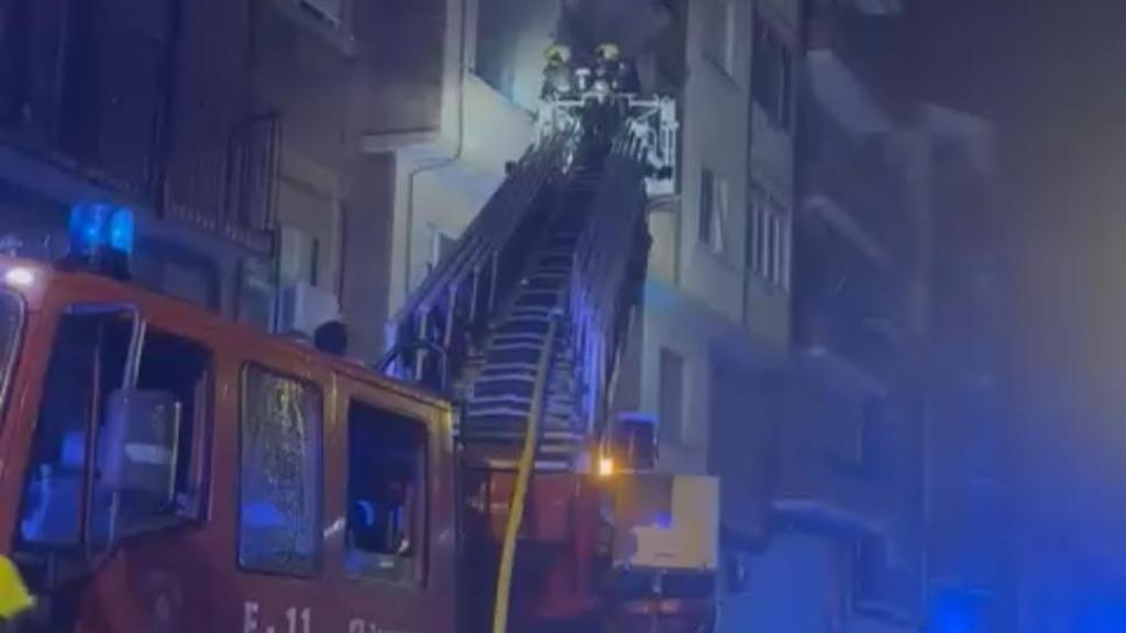 Momento en el que los bomberos tratan de acceder a la vivienda