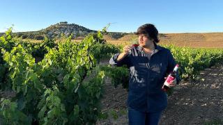 Arturo entre viñedos con una copa de sus vinos