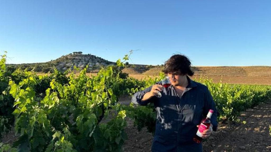 Arturo con una copa de vino entre viñedos
