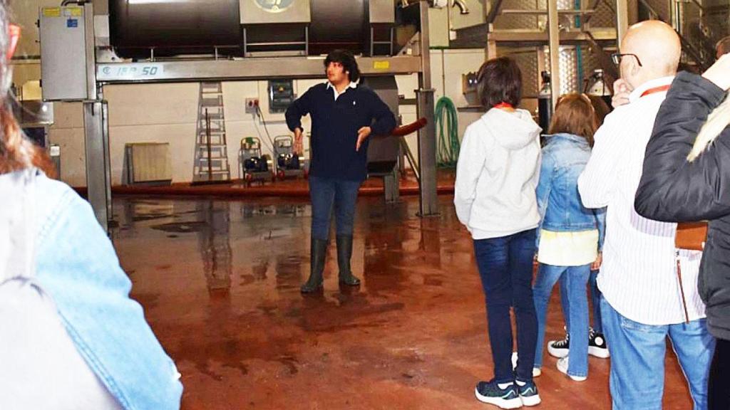 Arturo al frente de una visita guiada a la bodega