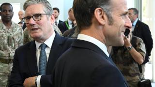 El primer ministro británico, Keir Starmer, y el presidente francés, Emmanuel Macron, durante una visita militar conjunta al centro MARCOM, centro de mando marítimo en Northwood, el 10 de julio de 2025 en Londres, Inglaterra.