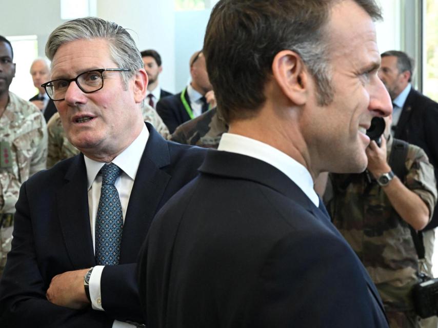 El primer ministro británico, Keir Starmer, y el presidente francés, Emmanuel Macron, durante una visita militar conjunta al centro MARCOM, centro de mando marítimo en Northwood, el 10 de julio de 2025 en Londres, Inglaterra.