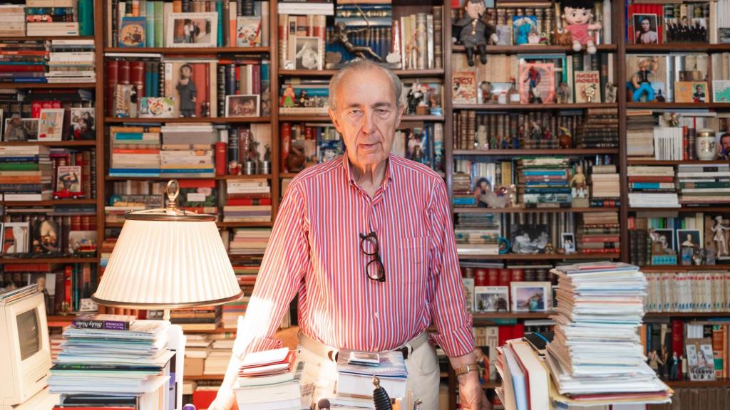 El poeta Luis Alberto de Cuenca nos recibe en su mágica biblioteca llena de historias y cachivaches para hablar de las mujeres de su vida.