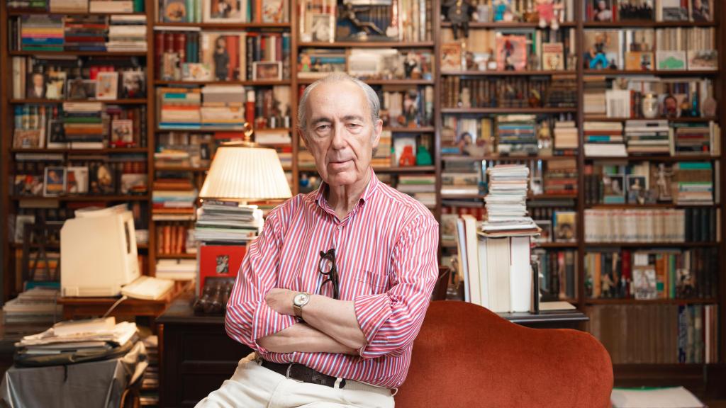 El poeta Luis Alberto de Cuenca nos recibe en su mágica biblioteca llena de historias y cachivaches para hablar de las mujeres de su vida.