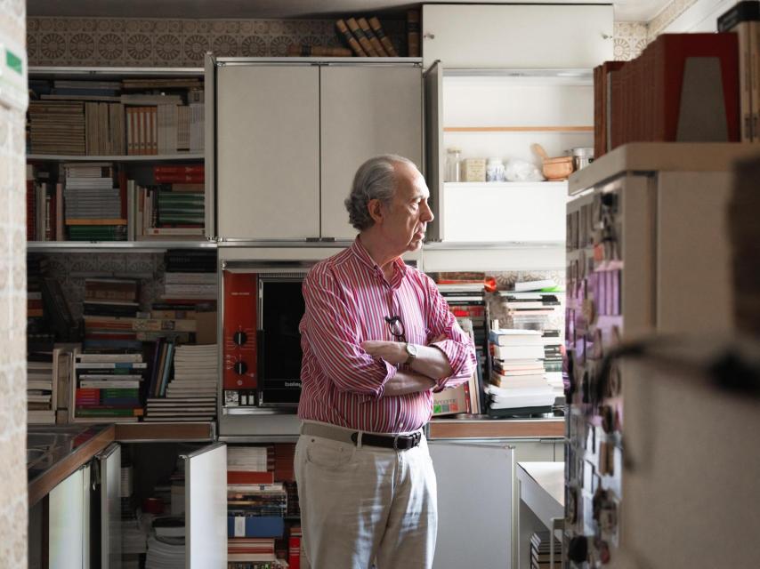 En la cocina de Luis Alberto hay libros hasta dentro de la nevera.