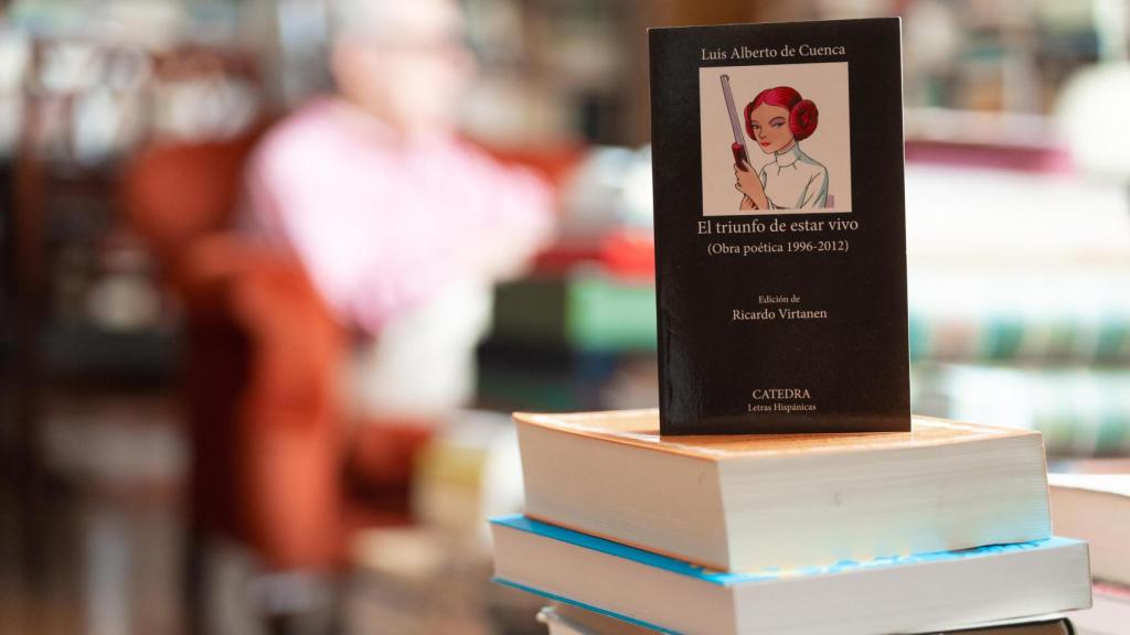 Uno de los poemarios de Luis Alberto de Cuenca en su preciosa biblioteca, casi levitante. Con Carrie Fisher, su mito erótico, en la portada, en forma de princesa Leia.