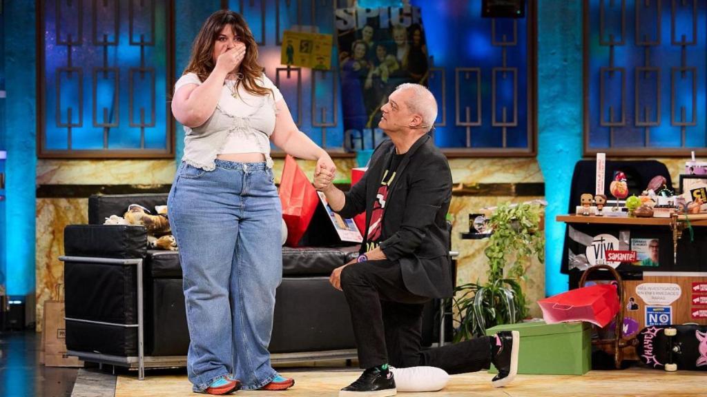 Ramón García se arrodilla ante Lalachus en 'La Revuelta'.