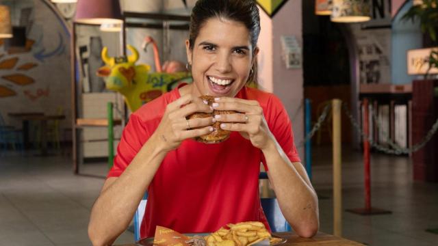 La delantera Alba Redondo con una Paquito burger.