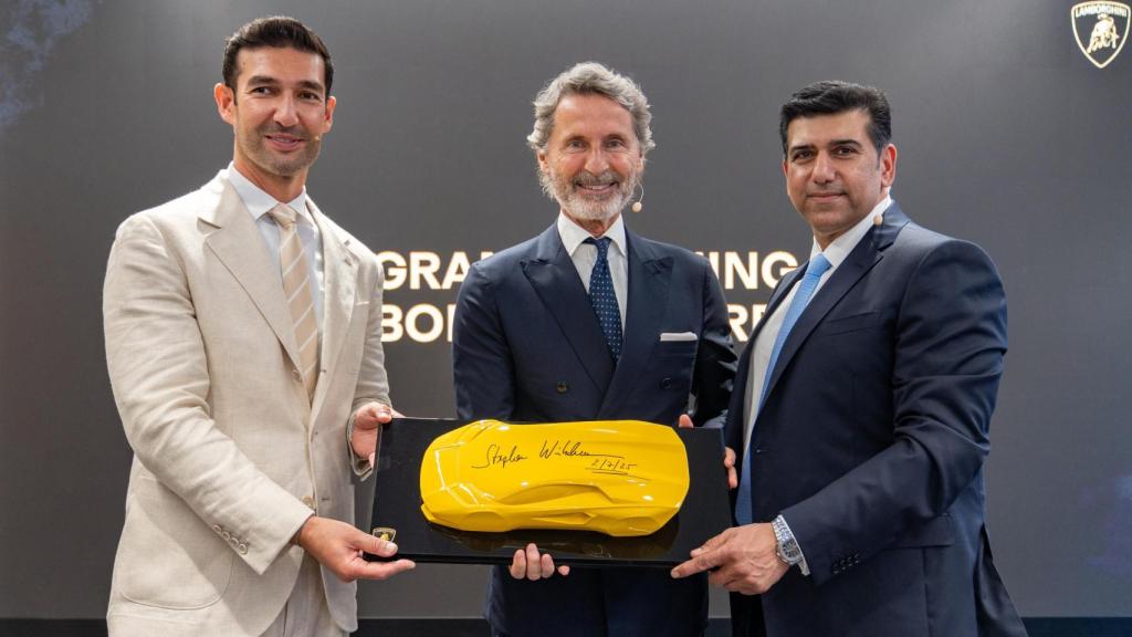 Stephan Winkelmann, CEO de Lamborghini, en el centro, en la inauguración de Marbella.