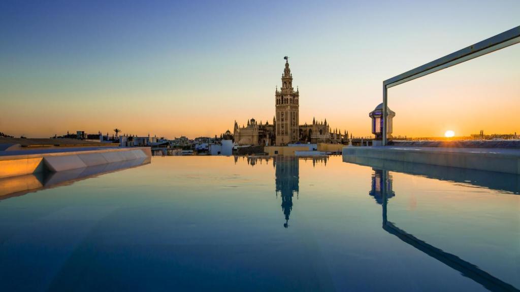 La azotea de Aire Ancient Baths en Sevilla, con la Giralda de fondo.