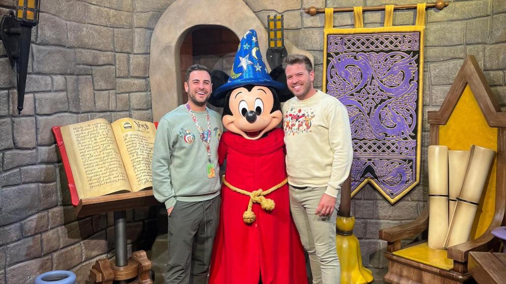 La pareja posando en el parque temático.