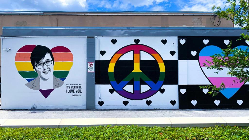 Muestra de una serie de los murales que pueblan las calles de la ciudad.