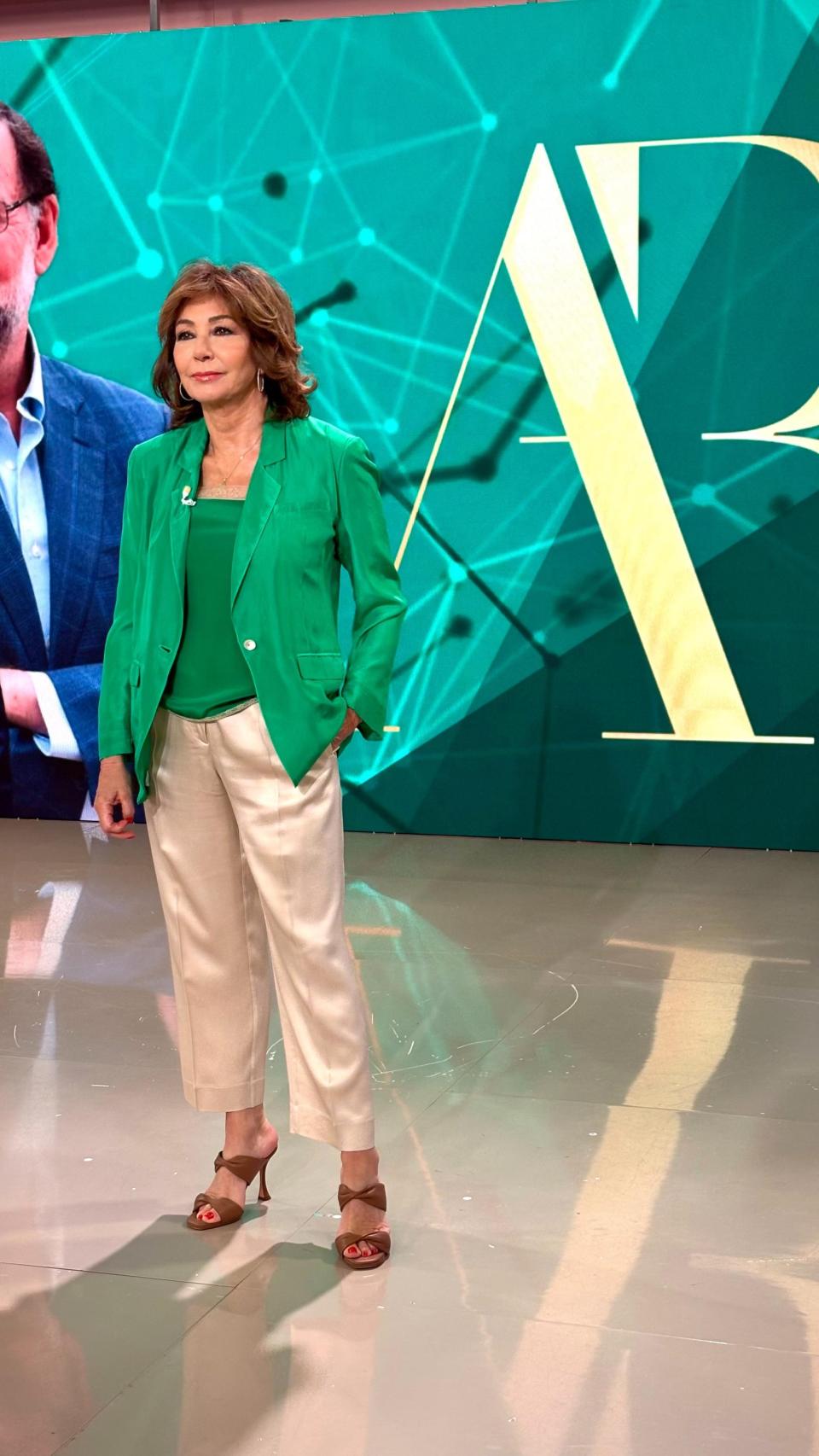 La presentadora delante de una de las cartelas del programa.