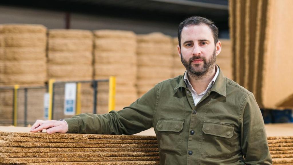 David Camba, CEO y fundador de Birdmind, con varios tablones de cascarilla de arroz.