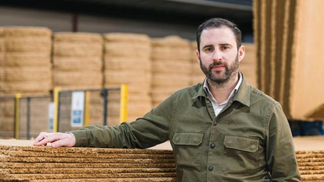 David Camba, CEO y fundador de Birdmind, con varios tablones de cascarilla de arroz.
