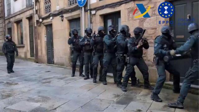 Agentes de la UCO forzaron la puerta del inmueble.