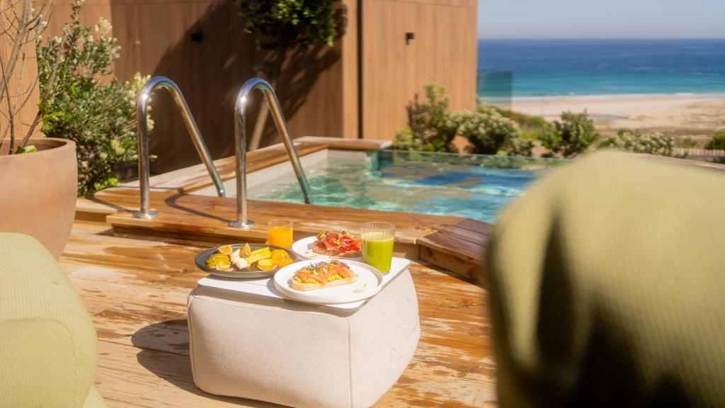 Desayuno en el exterior de las villas, junto a la piscina.