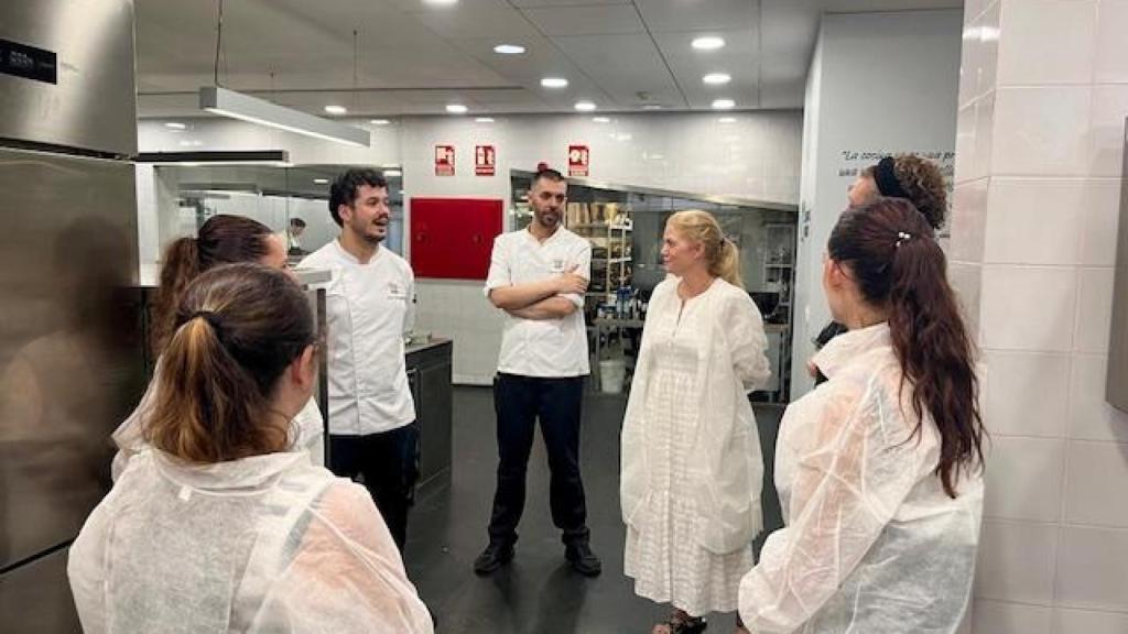 Las alumnas visitando la Escuela Superior de Hostelería de Sevilla.