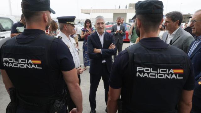 El ministro del Interior, Fernando Grande-Marlaska, este jueves con agentes de la Policía Nacional y la Guardia Civil  desplegados en la Operación Paso del Estrecho.