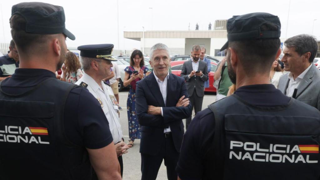 El ministro Marlaska, el jueves pasado en Cádiz, con agentes de Policía desplegados en la Operación Paso del Estrecho.