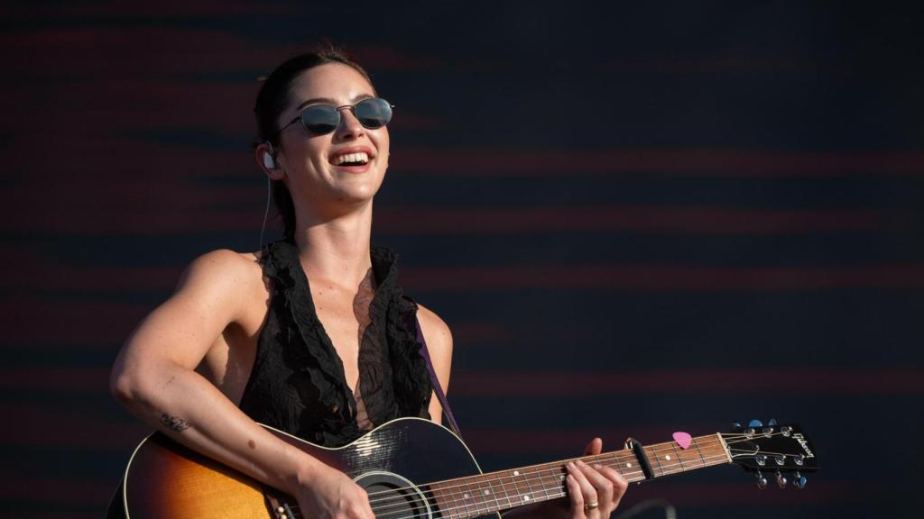 Gracie Abrams interpretando sus temas en acústico tras el corte eléctrico sucedido en mitad de su concierto. Foto: FERNANDO VILLAR / EFE