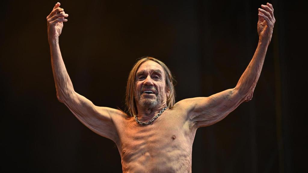 Iggy Pop tras su intento fallido de dar comienzo a su concierto en el Mad Cool 2025. Foto: FERNANDO VILLAR / EFE