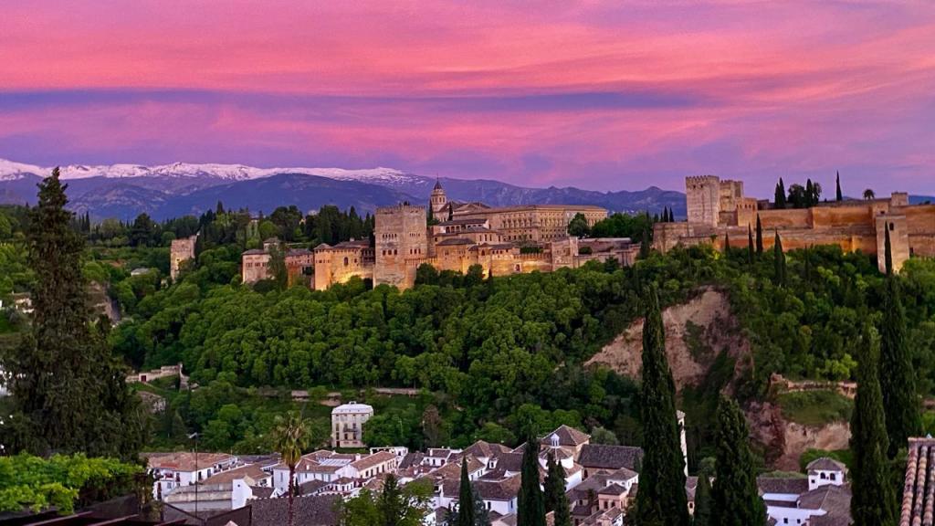 Vista general de la Alhambra, con Sierra Nevada de fondo.