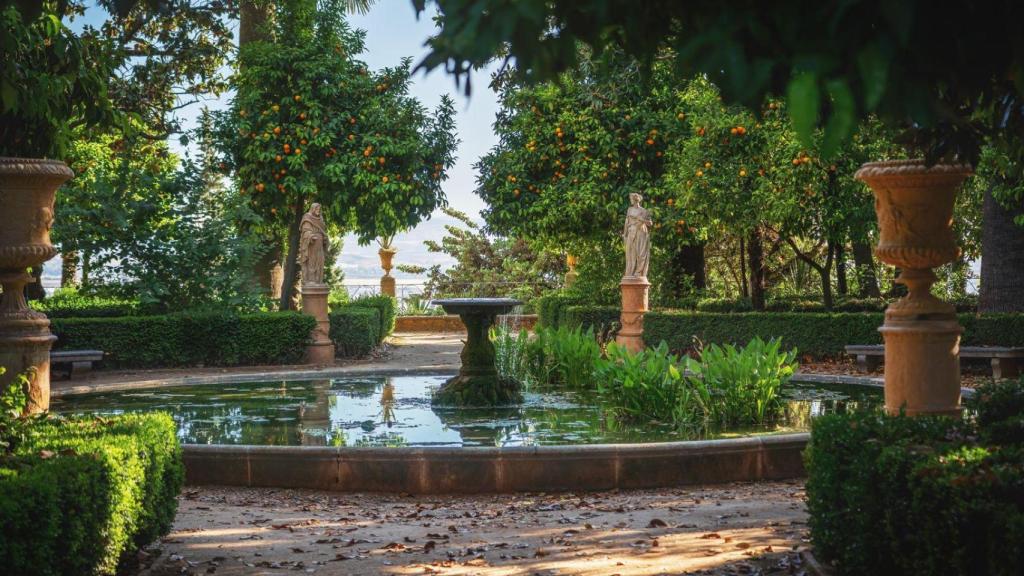 Fuente del Jardín Francés y esculturas del emblemático Carmen de los Mártires.