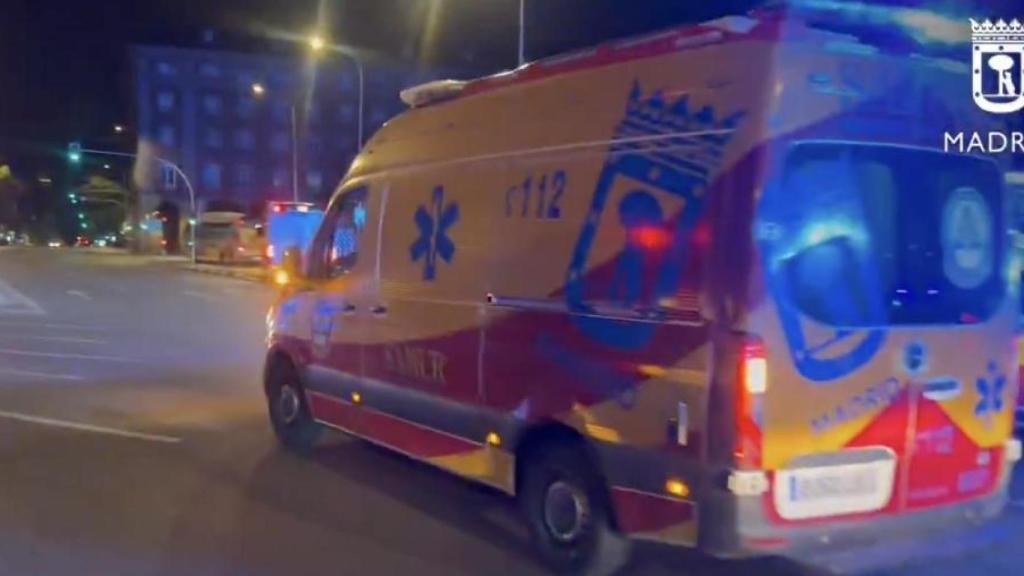 Una ambulancia del Samur en Moncloa.