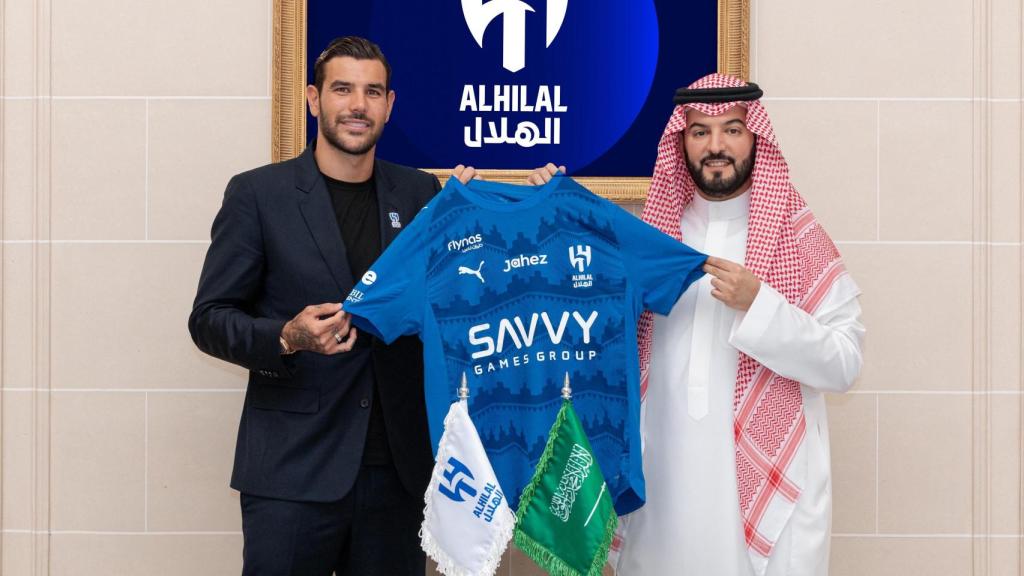 Theo Hernández posa como nuevo jugador del Al Hilal.