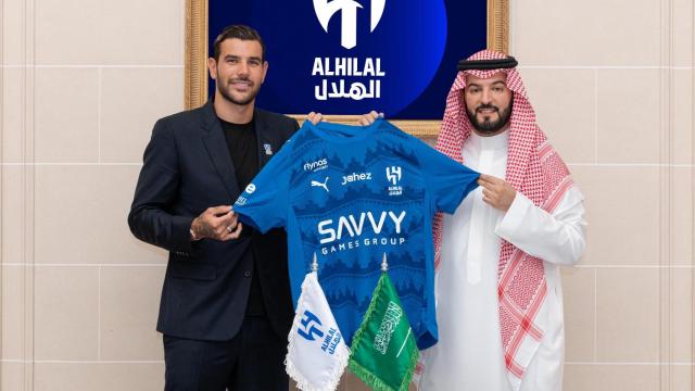 Theo Hernández posa como nuevo jugador del Al Hilal.