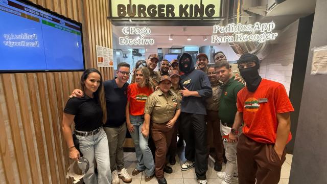 Ceciarmy con los empleados de Burger King.