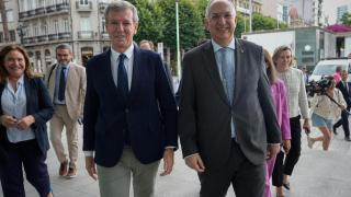 Alfonso Rueda recibe al comisario europeo de Pesca y Océanos, Costas Kadis, en la Delegación de la Xunta de Galicia en Vigo