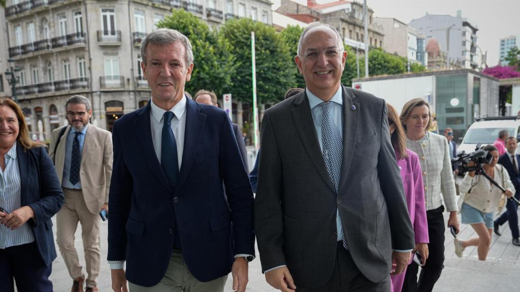 Alfonso Rueda recibe al comisario europeo de Pesca y Océanos, Costas Kadis, en la Delegación de la Xunta de Galicia en Vigo