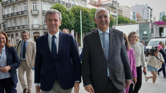 Alfonso Rueda recibe al comisario europeo de Pesca y Océanos, Costas Kadis, en la Delegación de la Xunta de Galicia en Vigo