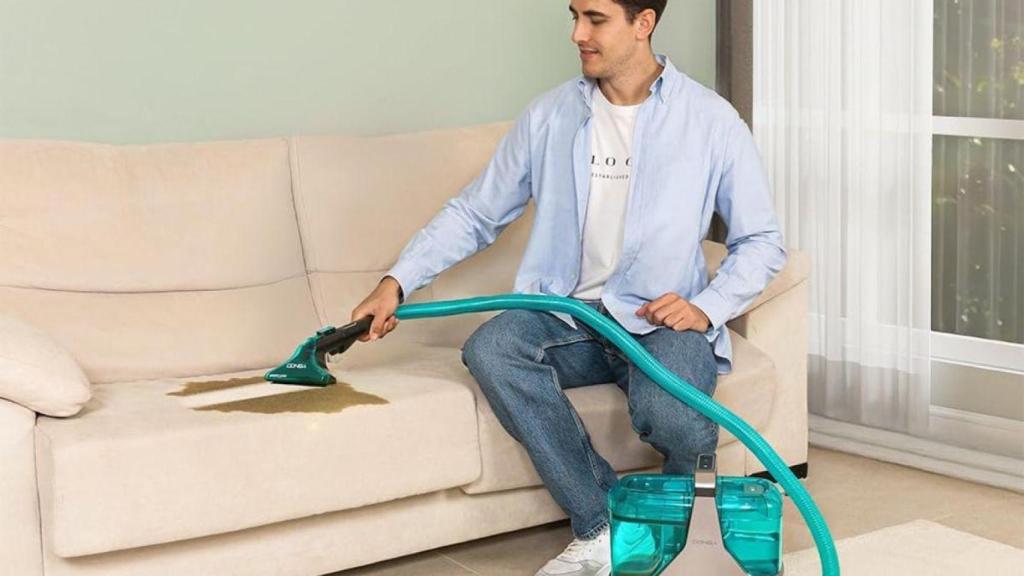 El aspirador de tapicerías que deja tu sofá como nuevo en una sola pasada (y tirado de precio solo hoy)