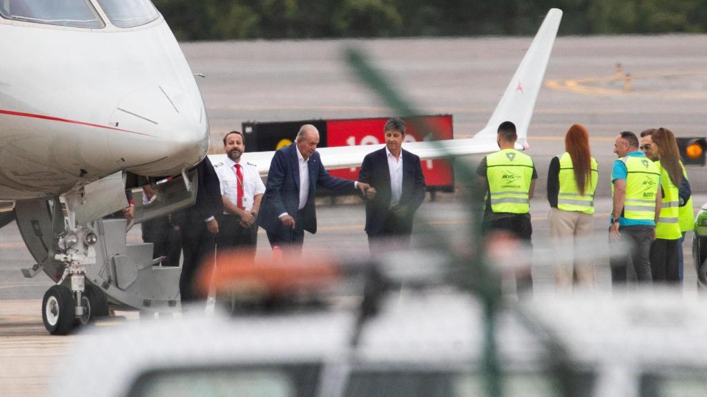 El rey Emérito, a su llegada al aeropuerto vigués de Peinador. Es su cuarta visita a Galicia en lo que va de año.