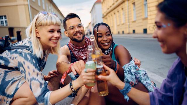 El 69% de los jóvenes prefiere bebidas en vidrio en bares y el 70% elige productos en vidrio en supermercados.